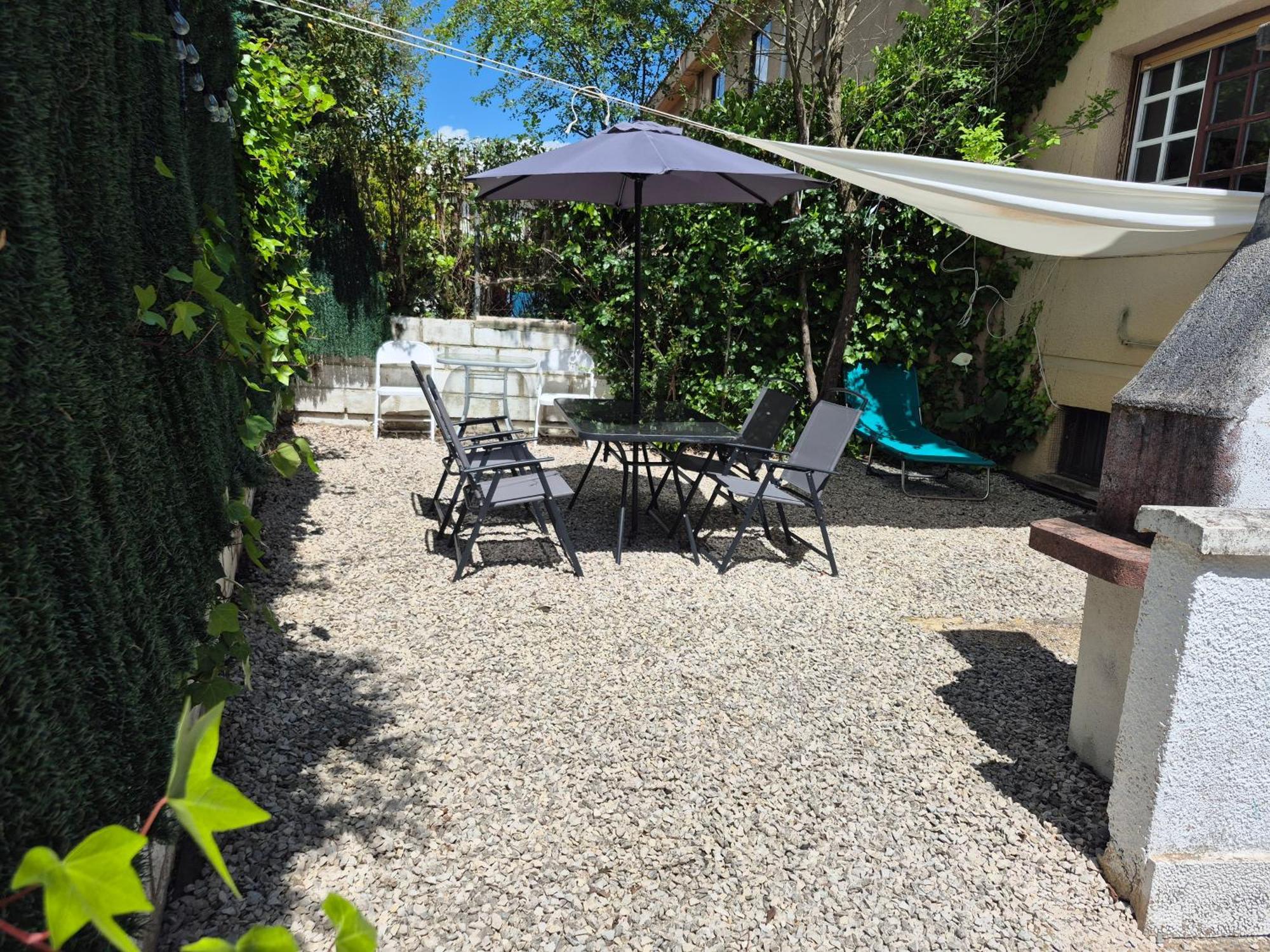 Cool Basement Studio In Hosts House With Private Terrace And Bbq Zizur Mayor Værelse billede